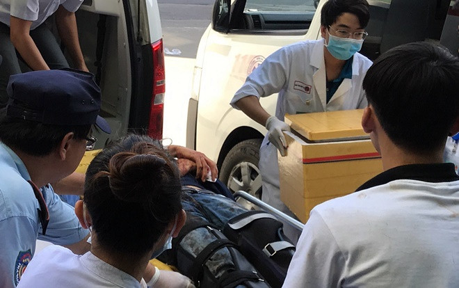 Nghẹt thở tìm kiếm nối lại cánh tay đứt lìa cho nữ sinh trong vụ xe khách lao xuống vực ở đèo Hải Vân Ảnh 2