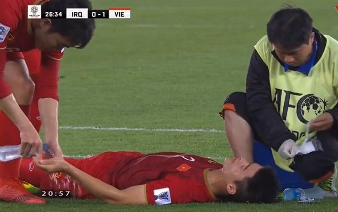 Xuân Trường nhanh chóng chạy đến chăm sóc, rửa tay dính đầy máu cho Duy Mạnh sau chấn thương khiến cổ động viên cảm động Ảnh 2