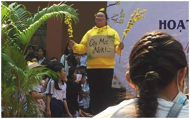 Nữ sinh bất ngờ gây chú ý vì đóng vai cây mai đứng bất động trên sân khấu vô cùng đáng yêu Ảnh 2