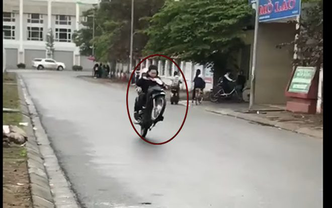 Bốc đầu xe thể hiện với bạn gái ngồi sau, nam thanh niên nhận ngay cái kết 'ối dồi ôi' Ảnh 2