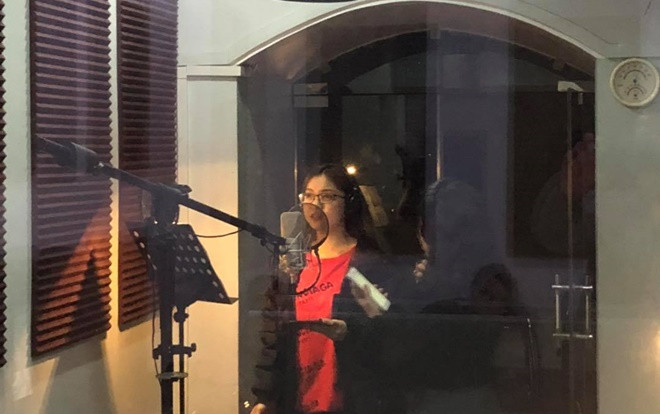 'Thơm lây' người yêu Quang Hải, Nhật Lê chính thức dấn thân showbiz khi chia sẻ ảnh hậu trường quay MV đầu tay Ảnh 2