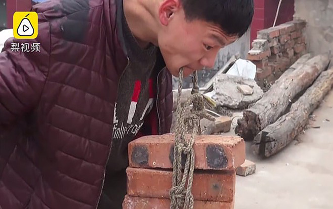Chàng trai bị bại não vẫn cố gắng livestream nâng gạch bằng răng để kiếm sống nuôi gia đình Ảnh 2