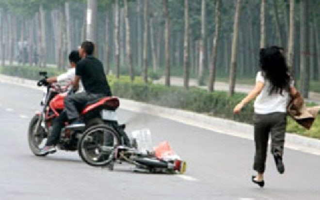 Băng cướp táo tợn chích roi điện vào cô gái trẻ rồi cướp xe ở Sài Gòn Ảnh 2