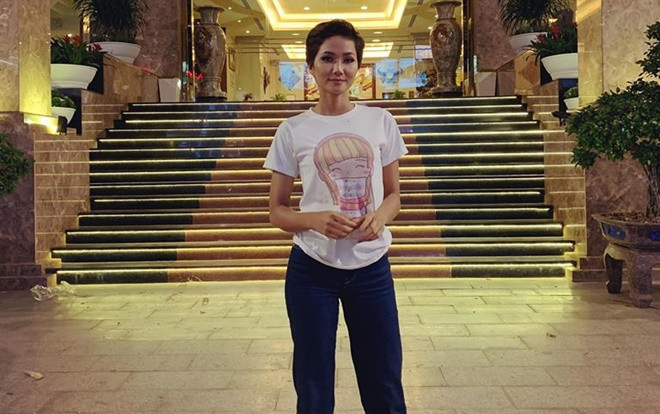 H’Hen Niê hài hước: ‘Ngày đi tươi tắn năng động, ngày về chân lấm tay bùn’ Ảnh 2