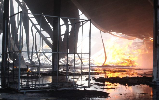 Hàng ngàn mét vuông công ty mút xốp bị thiêu rụi ở Bình Dương Ảnh 2