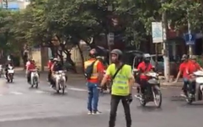 Triệu tập xử phạt nhóm phượt thủ ngang nhiên chặn người đi đường cho đoàn hàng chục xe máy lao vun vút qua ngã tư Ảnh 2