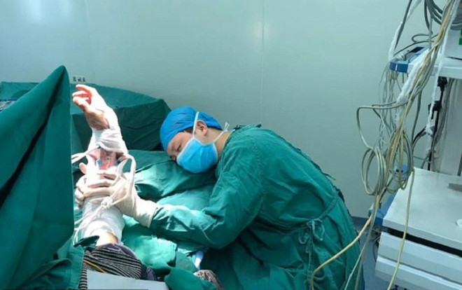 Thiếp đi sau 20 tiếng làm việc không ngừng nghỉ, bác sĩ khiến triệu trái tim đau nhói khi ngủ ở tư thế này Ảnh 2