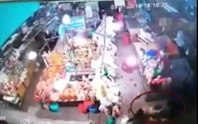 Người đàn ông 'cuồng ghen' cầm dao truy sát, đâm gục người tình tại chợ Ảnh 2