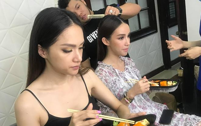 Hương Giang - Yoshi Rinrada ăn tối vội vàng cũng đẹp nao lòng: Đúng là nữ hoàng và thiên thần chuyển giới! Ảnh 2