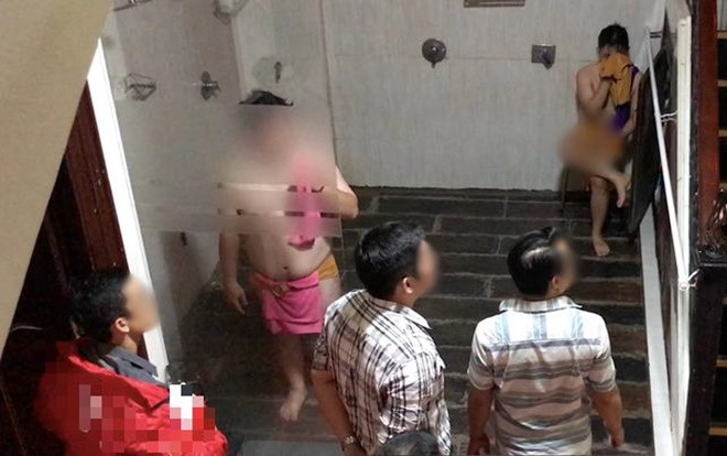 Động spa đồng tính bị đột kích: Dùng phòng chiếu phim, lồng sắt để khách 'vui vẻ' Ảnh 2