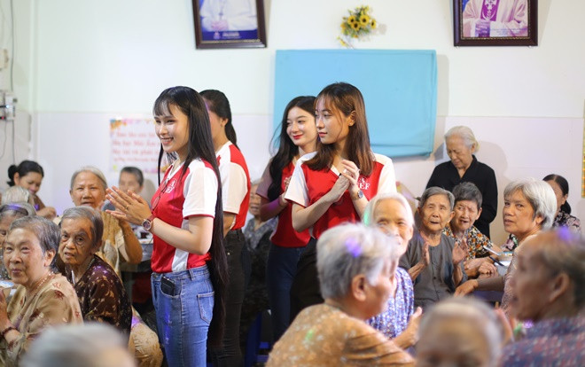 Những nữ sinh đẹp nhất Miss UEF 2019 giản dị với áo phông, quần jean đến thăm 130 cụ già neo đơn Ảnh 2