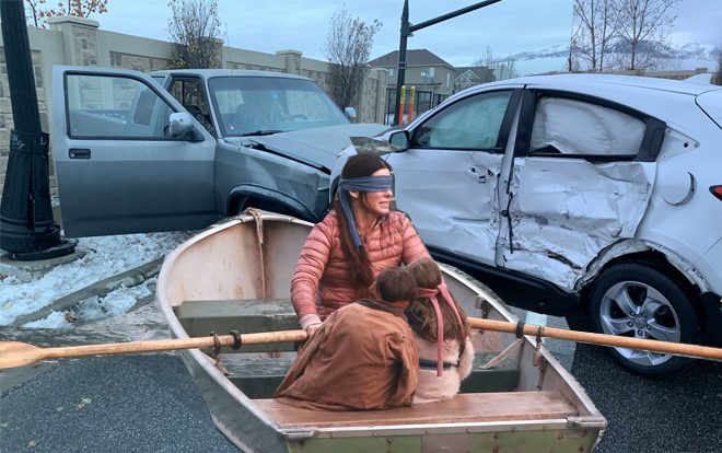 Làm thử thách như phim 'Bird Box', tài xế gây ra tai nạn kinh hoàng trong khi bịt mắt! Ảnh 2