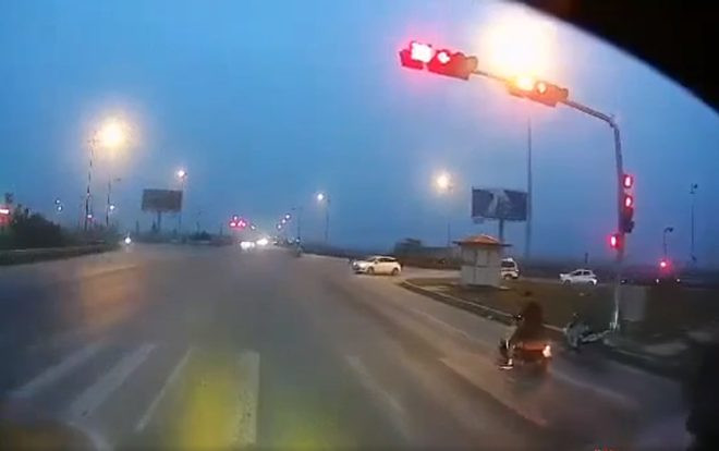 Cho xe phóng vào đầu ô tô rồi bắt tài xế xuống giải quyết, nam thanh niên gây bức xúc vì cố tình 'dàn xếp' tai nạn Ảnh 2