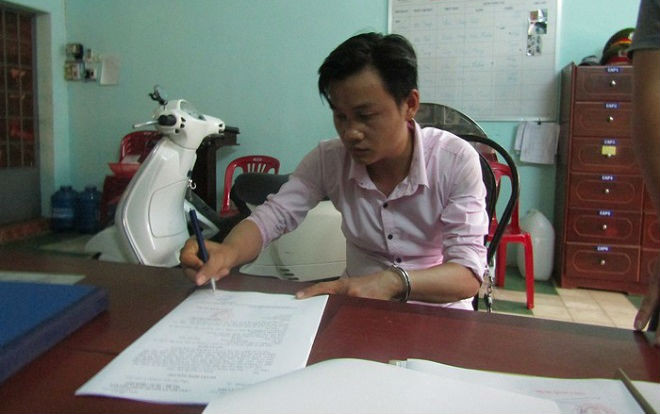 Gỉa vờ đưa thẻ để thanh toán tiền mua vàng, nam thanh niên bất ngờ bắn chủ tiệm 3 phát bằng súng điện Ảnh 2