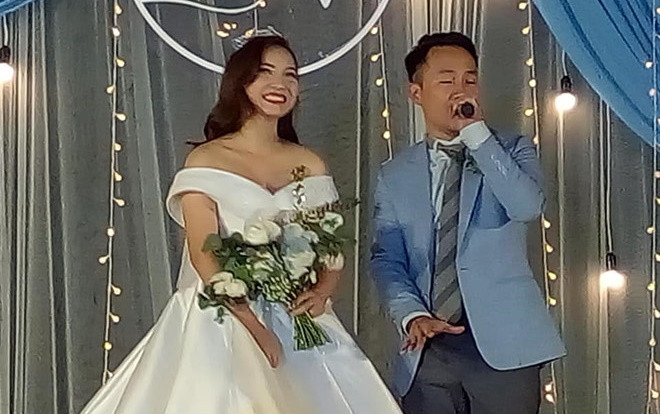 Trổ tài hát tặng bà xã 9x bản rap mới tự sáng tác trong tiệc cưới ở Sài Gòn, Tiến Đạt khiến cô dâu xúc động Ảnh 2