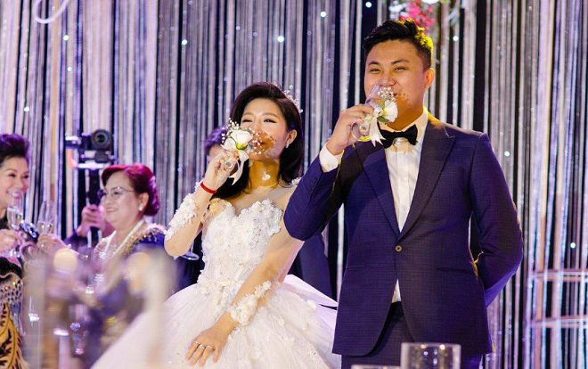 Cận cảnh váy cưới kết 999 bông hoa và hạt pha lê của Vân Navy và lời chia sẻ ngọt ngào của ông xã doanh nhân Ảnh 2