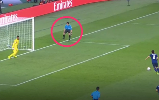 Vì sao tất cả các trận đấu tại Asian Cup 2019 lại cần đến những trọng tài đặc biệt đứng sát khung thành như thế này? Ảnh 2