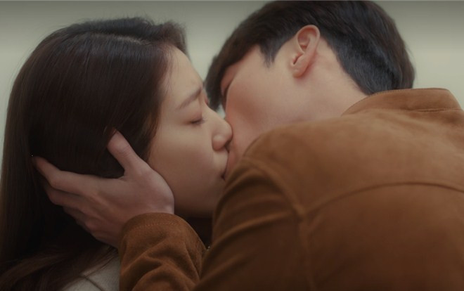 Hôn nhau trong phòng thử quần áo, Hyun Bin - Park Shin Hye giúp ‘Hồi ức Alhambra’ đạt kỷ lục rating mới với 2 chữ số Ảnh 2