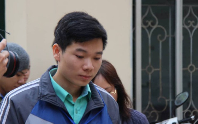 Sau hơn nửa tháng nằm viện điều trị vì có dấu hiệu trầm cảm, bác sĩ Hoàng Công Lương đã xuất hiện tại tòa sáng nay Ảnh 2