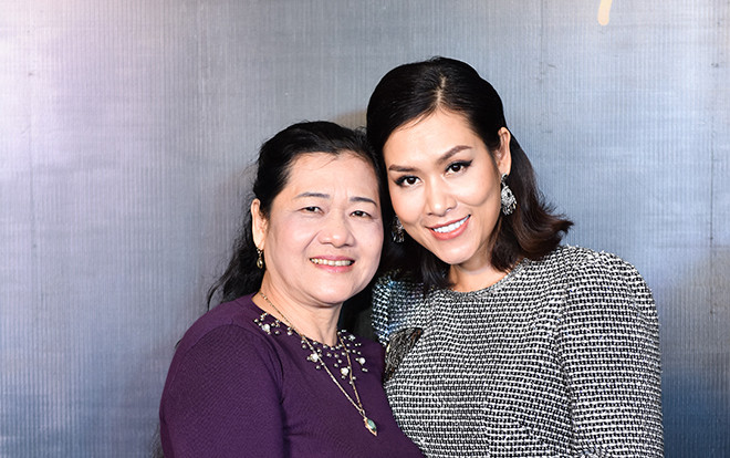 Mấy ai được như Nguyệt thảo mai, đi sự kiện gần nhà nên đưa mẹ ruột lên luôn thảm đỏ Ảnh 2