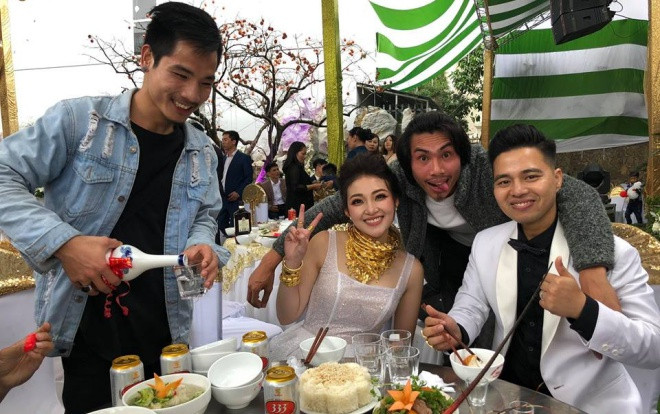 Xôn xao đám cưới ‘khủng’ tại Nam Định: Cô dâu đeo vàng trĩu cổ, xuất hiện nhiều siêu xe đón dâu Ảnh 2