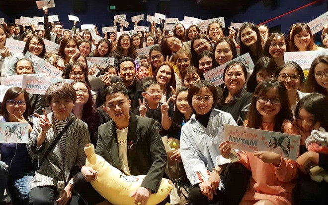 Clip: Níu giữ Mỹ Tâm, fan không ngại 'thay da đổi thịt' lyrics bài hit vol.9 ngay trước mặt 'chị trợ lý' Ảnh 2