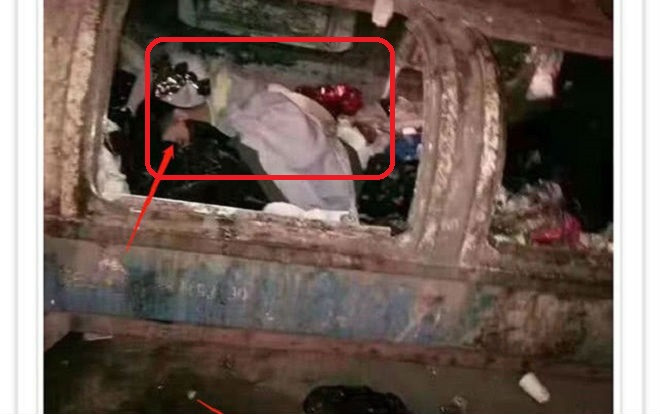 Tuyệt vọng vì bạn gái phản bội và học hành bê bết, nam sinh nhậu say rồi chui vào thùng rác ngủ ngon lành Ảnh 2