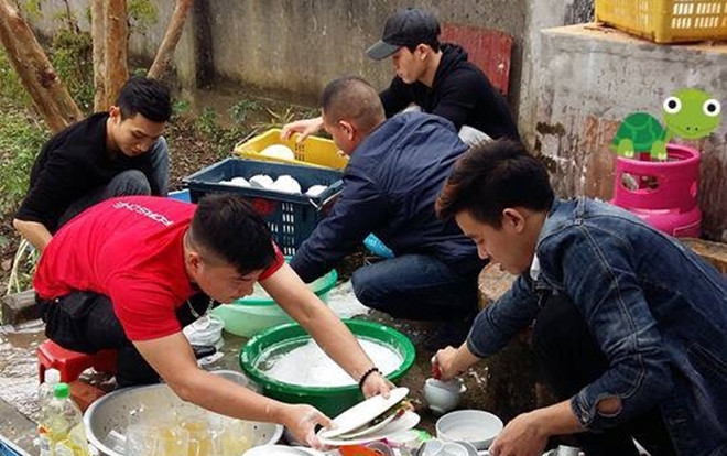 Hình ảnh hot nhất mạng xã hội hôm nay: Chị em ngồi chơi xơi nước, rửa bát đã có anh em lo! Ảnh 2