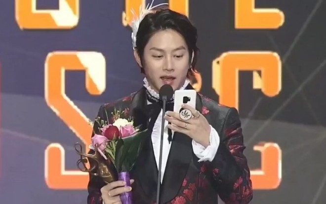 EXO thắng giải đặc biệt tại Seoul Music Awards nhưng chỉ nhận… qua điện thoại Ảnh 2