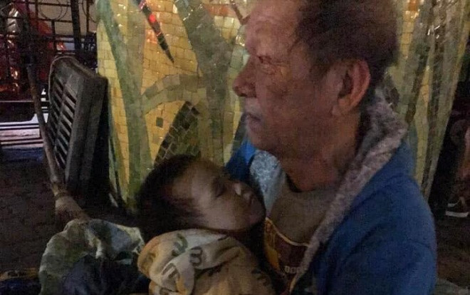 Sự thật chuyện cụ ông hơn 70 tuổi ôm bé trai 3 tuổi có bố mẹ mất vì tai nạn giao thông trong đêm rét ở Hà Nội Ảnh 2