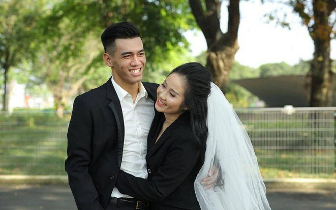 Đá ASIAN Cup, 'vua dội bom' tuyển Việt Nam vẫn bị bạn gái 'kèm cặp' 24/24 Ảnh 2