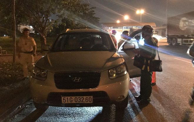 Uống 2 lon bia từ trưa, tài xế xe container bị tước giấy phép lái xe do có nồng độ cồn trong máu khi điều khiển phương tiện Ảnh 2