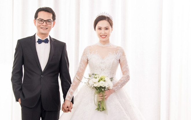 NSND Trung Hiếu tình tứ bên cô dâu kém 19 tuổi trong bộ ảnh cưới lung linh Ảnh 2