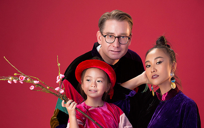 Xốn xang khi ngắm gia đình Đoan Trang rực rỡ với áo dài nhung của NTK Đức Hùng Ảnh 2