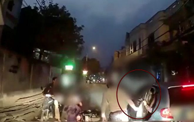 Bức xúc phản ứng đầu tiên của tài xế khi mở cửa xe làm ngã người phụ nữ ra đường, không phải hỏi thăm mà chỉ lăm lăm vào điều này Ảnh 2