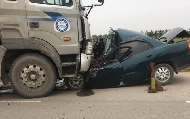 Ô tô 4 chỗ đấu đầu xe đầu kéo, một cán bộ đồn biên phòng mắc kẹt trong cabin tử vong Ảnh 2