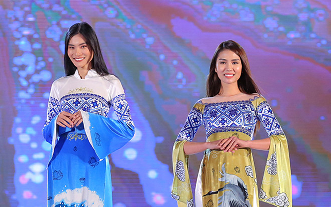 Áo dài họa tiết dân tộc Tày đẹp dịu dàng tại Lễ hội văn hoá thổ cẩm Việt Nam Ảnh 2