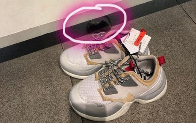Đang thử giày ngoài cửa hàng, cô gái 'hết hồn vía' khi phát hiện thứ này bên trong Ảnh 2
