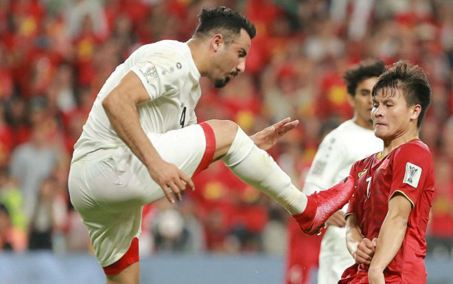 Thấy Quang Hải bị cầu thủ đối phương đạp mạnh vào bụng, Công Phượng phản ứng gay gắt và ánh mắt tức giận của HLV Park Hang Seo Ảnh 2