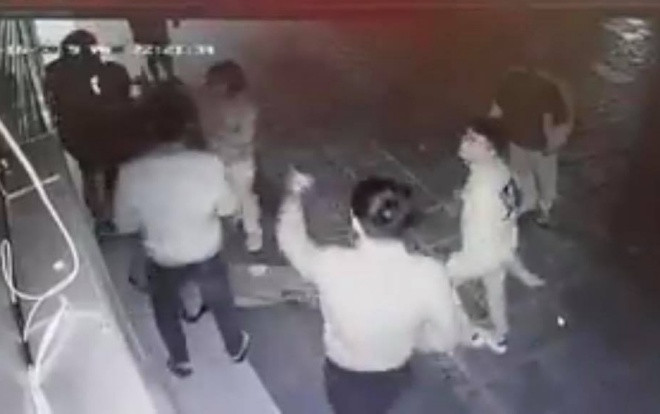 Cô gái trẻ bị nhóm thanh niên trêu ghẹo rồi hành hung, túm tóc đập đầu liên tiếp vào cửa bất tỉnh gây phẫn nộ Ảnh 2