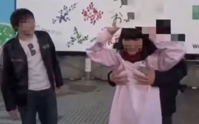 Giơ biển cho sờ ngực miễn phí vì lý do ngốc nghếch này, cô gái hứng đủ 'gạch đá' từ dân tình Ảnh 2