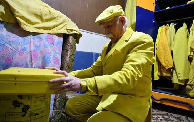 Cụ ông luôn mặc đồ màu vàng cả ngày lẫn đêm, từ trong nhà ra ngoài phố suốt 35 năm Ảnh 2