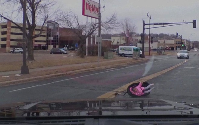 Xe bung cửa khiến con nhỏ ngã văng xuống đường, mẹ tiếp tục lái mà không hay biết Ảnh 2