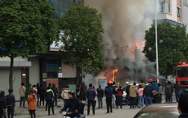 Cháy lớn tại quán cháo ếch Singapore ở Hà Nội, nhiều tài sản bị thiêu rụi Ảnh 2