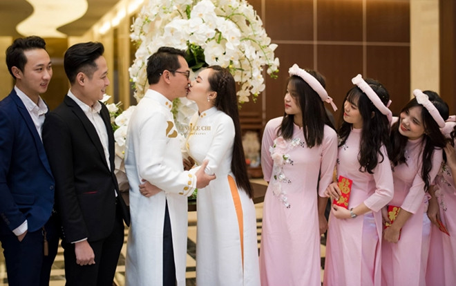 Vợ NSND Trung Hiếu âu yếm hôn chồng trong lễ ăn hỏi Ảnh 2