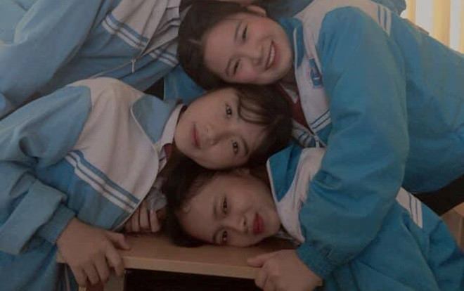 Xếp đầu lên nhau chất 'cao như núi' - Trào lưu chụp ảnh mới của học sinh đang gây sốt MXH Ảnh 2