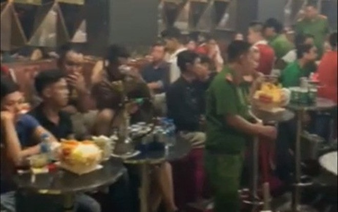 Đột kích vũ trường, phát hiện gần 50 dân chơi nghi phê thuốc đang uốn éo theo nhạc lớn Ảnh 2