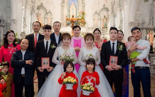 Cặp chị em sinh đôi giống nhau như tạc lấy chồng cùng ngày khiến dân mạng thốt lên: 'Chú rể chắc phải đánh dấu để nhận ra' Ảnh 2