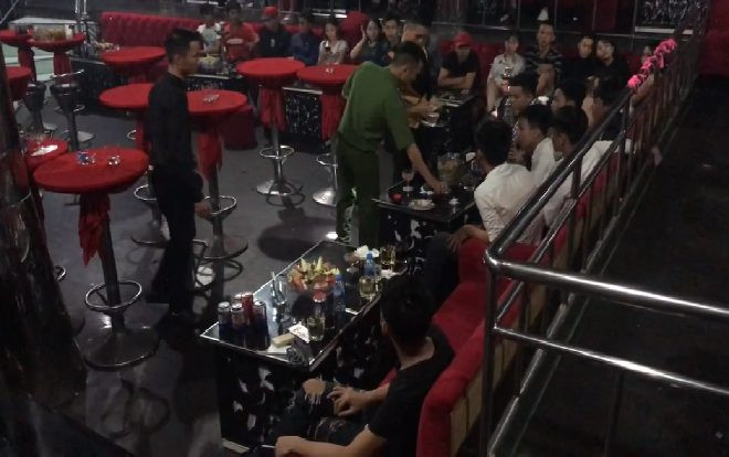 Đột kích hàng loạt tụ điểm ăn chơi, phát hiện hàng chục đối tượng dương tính với ma túy ở Sài Gòn Ảnh 2