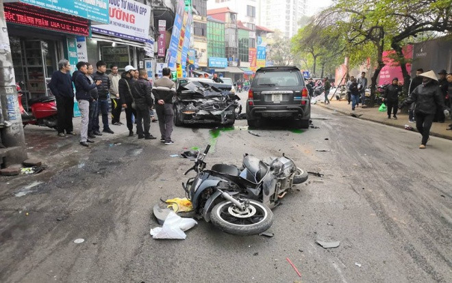 Ô tô 7 chỗ mất lái tông hàng loạt phương tiện trên phố Ngọc Khánh, bà cụ 73 tuổi đang đi bộ tử vong Ảnh 2